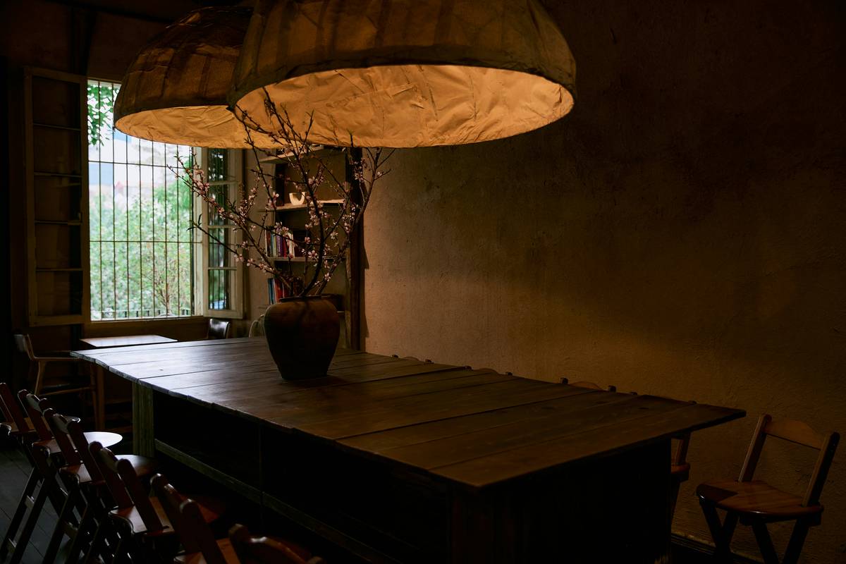 restaurant fine dining lighting with warm pendant lights over a candlelit table